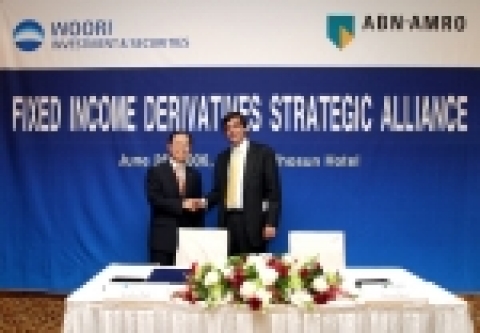 우리투자증권은 26일 오전 11시 소공동 조선호텔에서 네덜란드계 금융그룹인 ABN AMRO와 장외파생상품 부문에서 전략적 제휴관계를 체결했다.