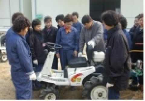 여성농업인 농기계 교육받는 모습