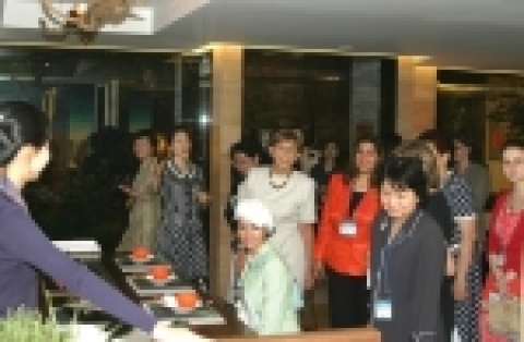 삼성물산(사장 이상대) 건설부문은 27일 강남구 일원동에 위치한 래미안 갤러리에서 각국 외국 대사부인들 30여명이 참석한 가운데 한국 선진 주거문화 체험의 시간을 가졌다