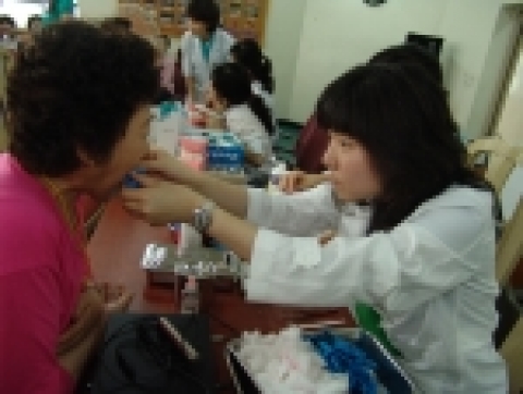 부산정보대학 치위생과는 27일 덕천보건지소(소장 허영태)와 공동으로 북구 금곡종합사회복지관에서 치아관리 자원봉사를 펼쳤다.