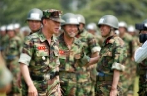 오창관 포항제철소장(가운데)과 이홍희 해병대 1사단장(좌측)이 캠프에 참가한 주임단을 격려하고 있다.
