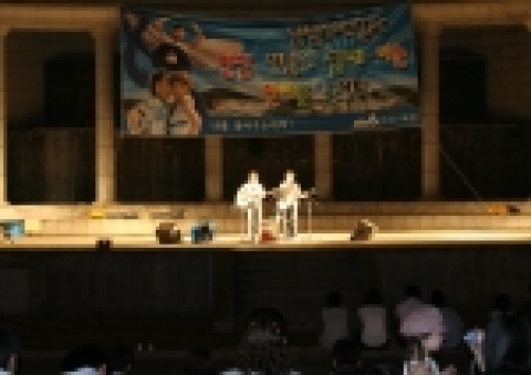 안산시민이“한마음 콘서트”를 즐기고 있다.