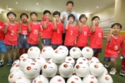 KT는 유소년 축수선수들에게 축구에 희망을 주고 활성화 하기 위해 전국의 50개 초등학교에 축구공 1,000개를 제공했다.