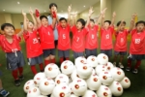 KT는 유소년 축수선수들에게 축구에 희망을 주고 활성화 하기 위해 전국의 50개 초등학교에 축구공 1,000개를 제공했다.