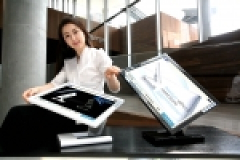 삼성전자가 디자인 전략인 아이콘 제품화를 노린 최고급 프리미엄 LCD모니터 &#039;컬렉션&#039;(모델명: 싱크마스터매직CX913P)을 출시했다.