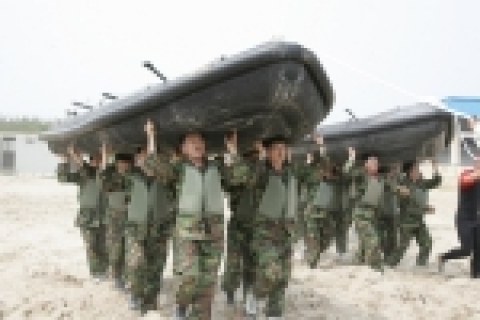 포항제철소 주임단 600여명이 28일 도구해수욕장에서 ‘해병대 한마음 캠프’ 2일차 프로그램인 소형고무보트(IBS) 기초훈련에 참가하였다.