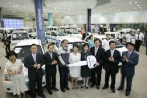 GM DAEWOO 임직원들이 설립한 '지엠대우 한마음재단'이 28일 부평공장 홍보관에서 전국 12개 지역 사회복지시설에 마티즈, 다마스, 라보 등 총 20대의 차