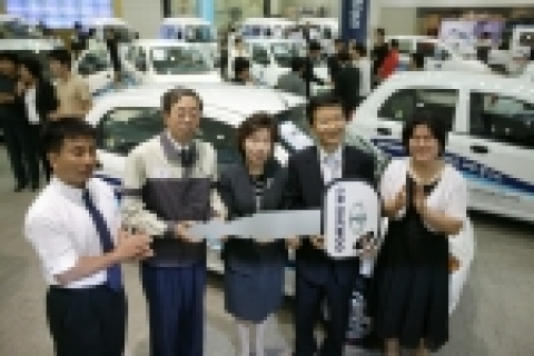 GM DAEWOO 임직원들이 설립한 '지엠대우 한마음재단'이 28일 부평공장 홍보관에서 전국 12개 지역 사회복지시설에 마티즈, 다마스, 라보 등 총 20대의 차