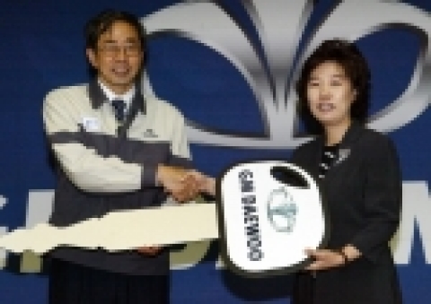 GM DAEWOO 임직원들이 설립한 '지엠대우 한마음재단'이 28일 부평공장 홍보관에서 전국 12개 지역 사회복지시설에 마티즈, 다마스, 라보 등 총 20대의 차