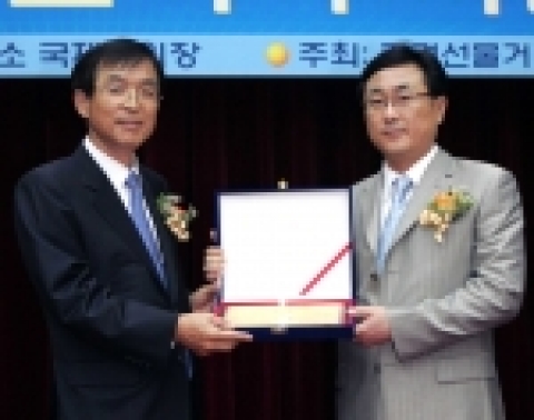 28일 오후 서울 증권선물거래소 1층 국제회의장에서 개최된 <2006 지배구조 우수기업 시상식>에서 코스닥 부문 최우수기업으로 선정된 하나로텔레콤 박병무 대표이사(우측)