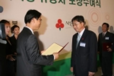 광주은행(은행장 정태석)이 더불어 사는 공동체사회 구현으로 나눔문화 정착에 앞장선 바를 인정 받아, 「희망2006 이웃사랑 유공자 포상수여식」에서 ‘보건복지부장관상’ 을 수상했다.