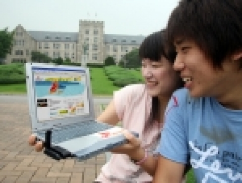 SK텔레콤이 6월30일부터 서울 신촌,대치동,을지로 등 6개 핫존 지역을 대상으로 와이브로 상용서비스를 개시했다. 사진은 서울 안암동 고려대학교교정에서 와이브로를 통해 인터넷 직접