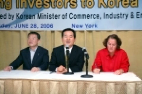 訪美중인 정세균 산업자원부 장관은 2006. 6. 28(수) 12:00(현지시간) 뉴욕 팰래스호텔에서 이용득 한국노총 위원장, 태미 오버비 AmCham대표 등 勞․使&#