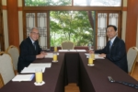 김명곤 문화관광부장관은 일본 문화청의 가와이 하야오 장관의 예방을 받고 양국 문화교류 증진방안에 대해 의견을 교환했다.