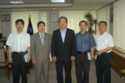 관세청(청장 성윤갑)은 국내 마약수요자가 인터넷으로 주문하고 국제특급우편물(EMS)을 이용하여 외국으로부터 수령하는 히로뽕 등 마약류 밀반입행위에 대한 적발기법을 개발하고, 다수의