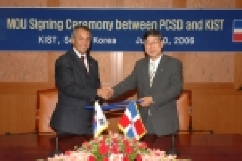 왼쪽부터 도미니카공화국 수축투자청 장관 에디 마르티네스, KIST 원장 금동화