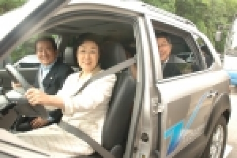 수소연료전지자동차 시승. 왼쪽부터 정세균 산업자원부 장관, 한명숙 국무총리, 금동화 KIST 원장