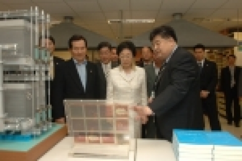유기태양전지 연구현황 설명. 왼쪽부터 정세균 산업자원부 장관, 금동화 KIST원장, 한명숙 국무총리, 임태훈 KIST 연료전지연구센터장