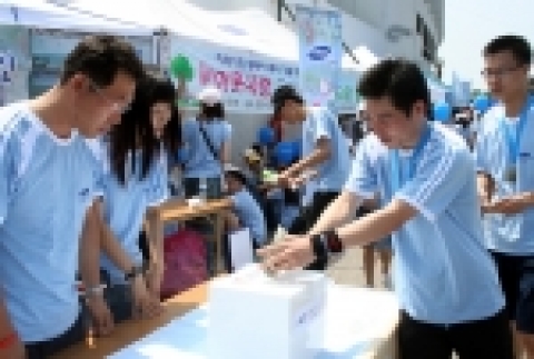 지난 6월 18일 진행된 시각장애인들과 함께한 마라톤행사에서 삼성전자 구미사업장 직원들이‘사랑 실은 릴레이 봉사’ 모금캠페인을 벌이고 있다. 지난해 7월 시작되어 매주 이어진 릴레