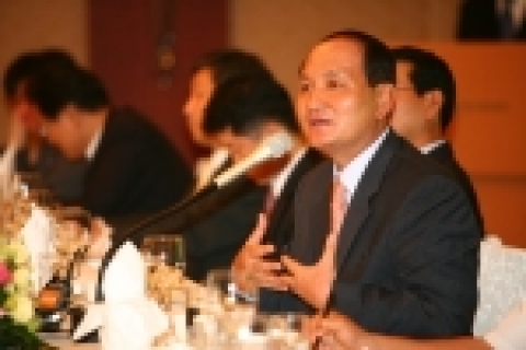 LG텔레콤(대표: 南 鏞 / www.lgtelecom.com)은 4일 서울 소공동 소재 웨스틴 조선호텔 오키드룸에서 남 용 사장을 비롯한 주요 임원진과 기자단 50여명이 참석한 가