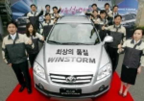 GM DAEWOO 임직원들이 7월 5일 부평공장 홍보관에서 첫 SUV 윈스톰 출시에 맞춰 최상의 품질을 확신하며 결의를 다지고 있다.