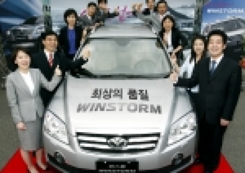GM DAEWOO 새내기 신입 사원들이 7월 5일 부평공장 홍보관에서 선배들의 열정과 노고가 담긴 첫 SUV 윈스톰 출시에 맞춰 최상의 품질을 확신하고 있다.