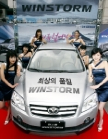 GM DAEWOO가 첫 SUV 윈스톰 출시에 맞춰, 7월 5일 부평공장 홍보관에서 임직원을 대상으로 신차발표회를 가졌다.
