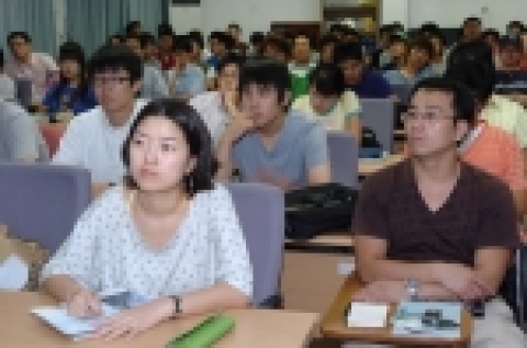 채용설명회에서 진지한 표정으로 설명을 듣고 있는 학생들.