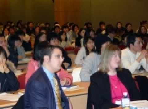 2004년 개최된 잡페어 행사에서 미국 인사담당자가 기업설명회를 하고있다.