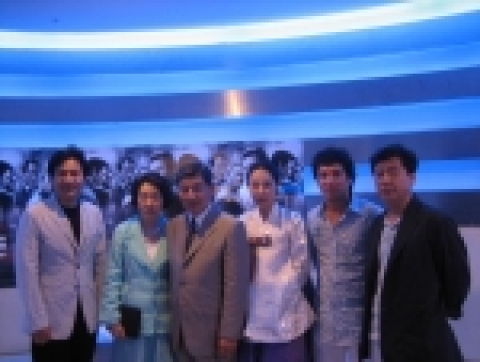 영화 '한반도' 서울 CGV 용산 전관시사회에 고종황제의 손자인 이석 부부와 증손녀인 이홍 등 황실 후손의 가족들이 대거 참석하였다.