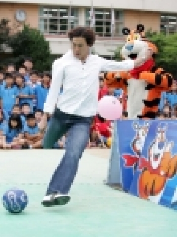 농심켈로그는 지난 5월과 6월 두 달간 서울경기지역 초등학교에서 실시한 축구공 차기 대회 ‘토니 파워킥’의 우승학교를 시상하고 축구스타 유상철과 함께하는 일일 축구교실을 가졌다.