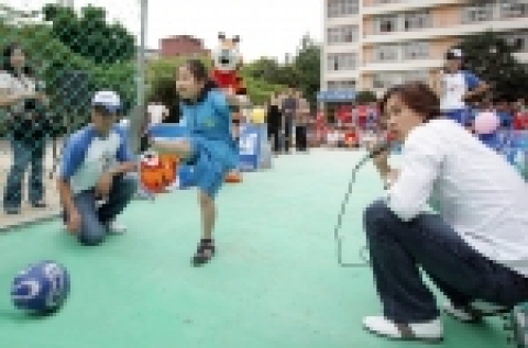 농심켈로그는 지난 5월과 6월 두 달간 서울경기지역 초등학교에서 실시한 축구공 차기 대회 ‘토니 파워킥’의 우승학교를 시상하고 축구스타 유상철과 함께하는 일일 축구교실을 가졌다.