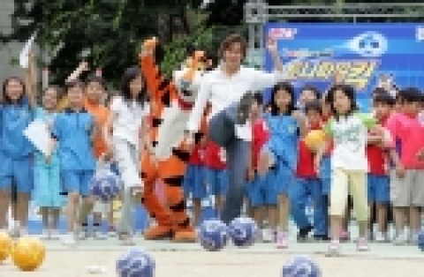 농심켈로그는 지난 5월과 6월 두 달간 서울경기지역 초등학교에서 실시한 축구공 차기 대회 ‘토니 파워킥’의 우승학교를 시상하고 축구스타 유상철과 함께하는 일일 축구교실을 가졌다.