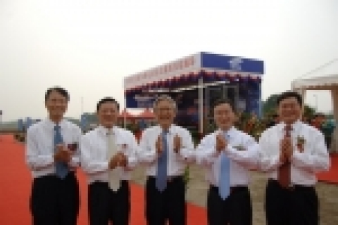 중국본사 박근희사장, 반도체총괄 지대섭 부사장을 비롯한 삼성전자 임직원과 옌리(閻立) 쑤저우 시장, 왕진화 (王金華) 쑤저우공업원구 서기 등 중국 정부 고위관계자 약 150 여명이