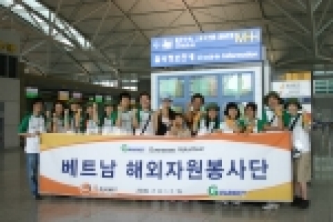 굿네이버스 홍보대사 변정수씨와 가족 (남편 류용운씨, 딸 류채원)은 9일 아침 10시 비행기로 베트남 화빙성에 위치한 굿네이버스 베트남 사업장을 방문하여 베트남 화빙성 지역 아동과