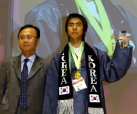 개인종합 1위를 수상한 배환(우)군과 특별상을 시상한 포스코 하상욱 상무