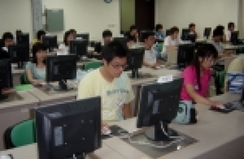 경상대학교 전산정보원 정보교육실에서 컴퓨터 자격증 과정 강좌를 수강하고 있는 학생들. 올 여름방학에만 500명 가까이 수강하는 등 열기가 높다. 