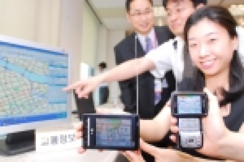 11일 MBC와 SK가 공동으로 실시한 TPEG 사업설명회에서 LG전자가 업계 처음으로 DMB PDA와 DMB폰을 통해 TPEG 서비스를 시연했다.