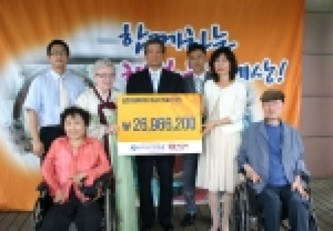 사진 왼쪽으로부터 세 번째 홀트아동복지회 말리 홀트 이사장, 네 번째 굿모닝신한증권 대표이사 이동걸 사장, 여섯번째 구족화가협회 배미선 대표.
