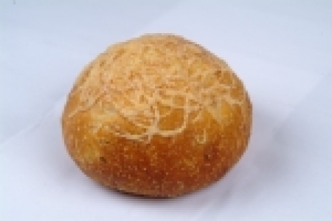 파리바게뜨는 더운 여름 입맛을 돋워 줄 매콤한 할라피뇨 빵 (희망소비자가격 900원)을 출시했다.