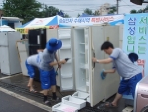 삼성전자는 최고 380미리리터(㎖)의 폭우로 수해를 입은 경상남도 진주, 사천, 함안, 의령, 창녕과 경상북도 성주에서 수재민들과 아픔을 함께 하고 신속한 피해 복구를 지원하기 위