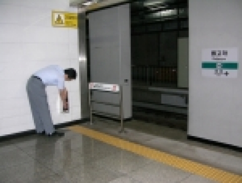 돌고개역 역무원이 승강장 안전선 침범 경보 시스템의 작동원리를 설명하고 있다. 승객이 안전선을 넘어설 경우 승강장 양 끝에 설치된 적외선 센서가 이를 감지, 경고음을 울리게 된다