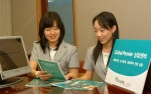 이번에 개점한 '글로벌 프리미어 센터'에서 직원이 상담하고 있는 모습임