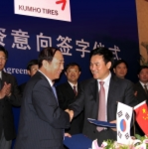 오세철 금호타이어 사장과  짱홍쿤(蔣宏坤)난징 시장이 서명후 악수하고 있다.