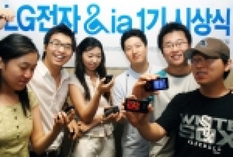 LG전자 MP3플레이어 프로슈머 '애니아(&ia)' 들이 제품개발에 직접 참여한 '앤 뮤직DMB'가 출시 한달여 만에 15,000대 판매를 돌파