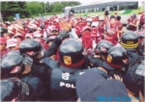 오전중 경찰과 대치상황을 벌이던 장면
