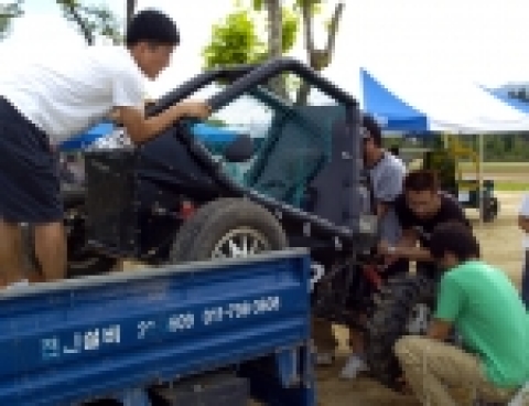 13일 오후 차량입고 중인 학생들