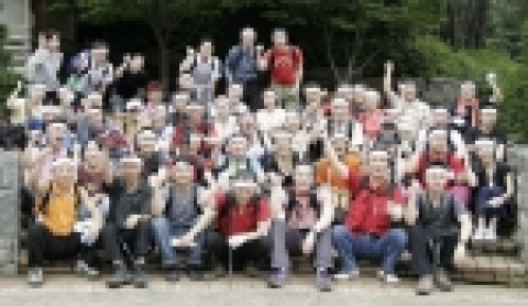 SC제일은행은 14일 신입행원으로 구성된 자원봉사단이 20여명의 시각장애인들을 도와 아차산을 오르는 행사를 가졌다.