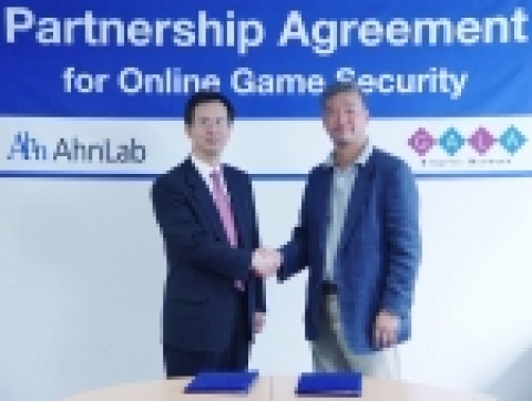 Vice President Kim Ik-hwan of AhnLab (left) and CEO Satoru Kikugawa of Gala-Net (right) signing the agreement