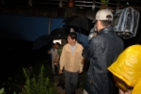 김문수 경기도지사가 남한강 주변 상황파악을 하고 있다